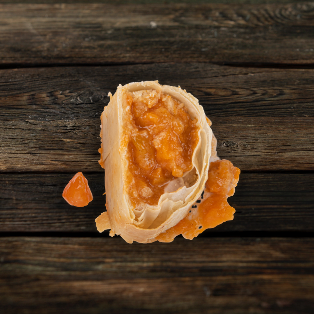 Stück eines Marillenstrudels auf Holz